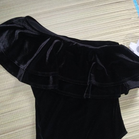 Good American Velvet Ruffle One Shoulder Bodysuit - Picture 13 of 14